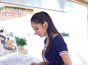 AISS爱丝(黄金版) – 原图背后的故事，索菲化身汽车医生，瞬间带你进入异次元。
