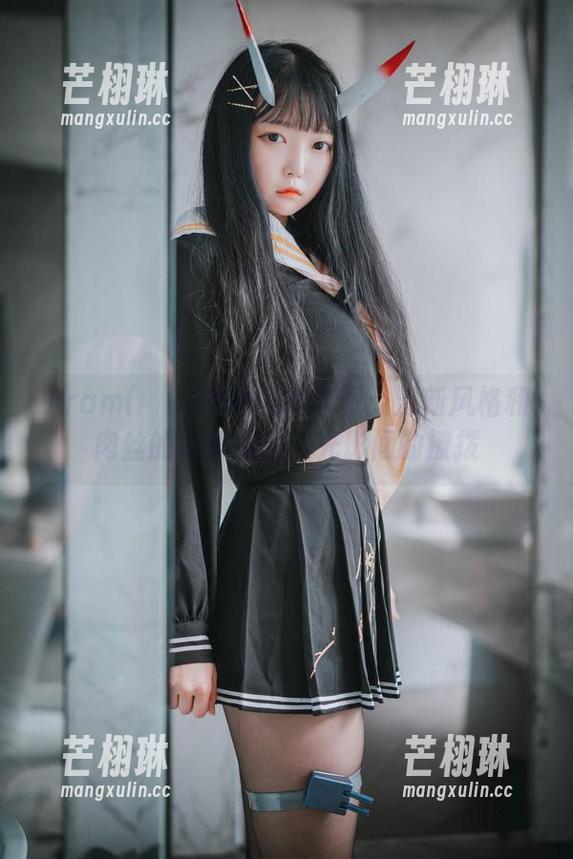 Aram(아람)肉丝最新套图：清新风格和肉丝的完美结合，光影间的撩拨