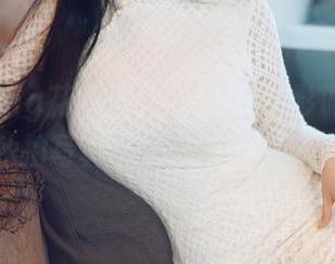 HuaYang花漾 – 教室里的光影游戏：尤妮丝私拍写真，随意却又让人心动。
