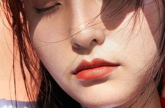 MiiTao蜜桃社 – 私拍灵感满满，伊素妍的灰丝套图到底隐藏了什么？