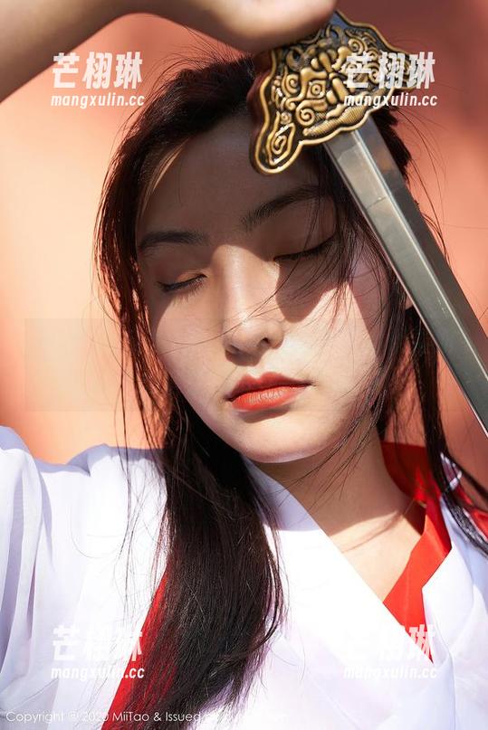 MiiTao蜜桃社-伊素妍 MiiTao蜜桃社 - 私拍灵感满满,伊素妍的灰丝套图到底隐藏了什么?