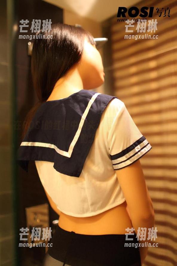 在ROSI的红裙中迷失：每一帧都是高清的梦