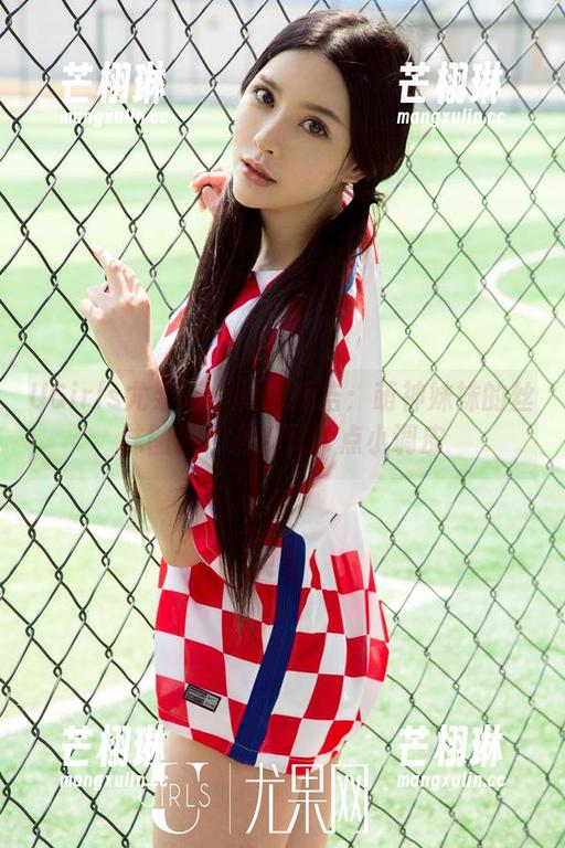 UGirls尤果网 - 更新预告：萌神妹妹的丝袜图集，清新又带点小调皮