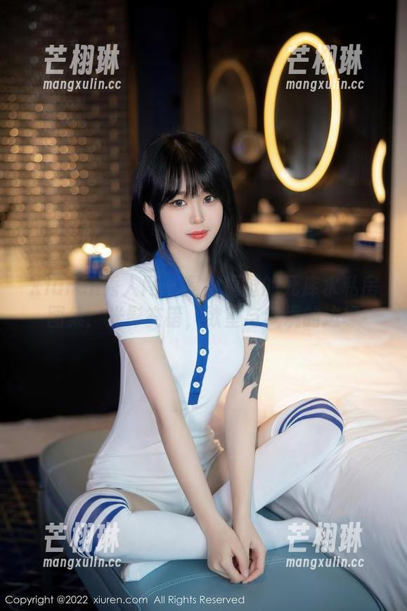 Xiuren秀人网 - 是小逗逗的死库水私房图集：光影交错，欲望与梦境的边缘