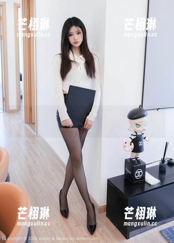 Xiuren秀人网 - 柚柚小奶瓶的死库水图册：夏日的惬意拯救