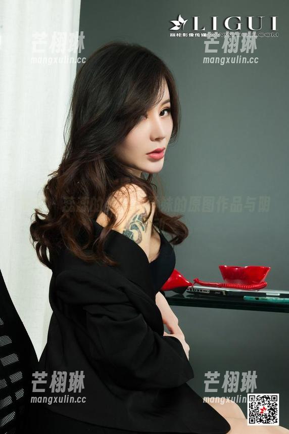 丽柜 - 蕊蕊的美学：学妹的原图作品与阴影舞动