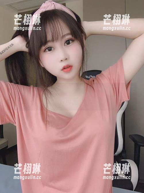 下载依依超级懒的奶牛图包，感受不一样的可爱！