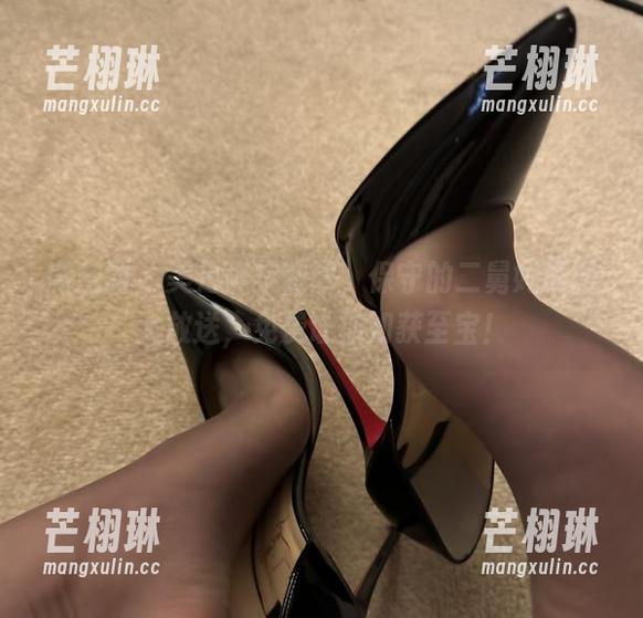 微密圈 - 美足俘获眼球，保守的二舅妈原图大放送，免费让你如获至宝！