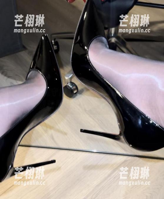 微密圈 - 保守的二舅妈皮衣写真：那种免费就是要你来感受的气氛