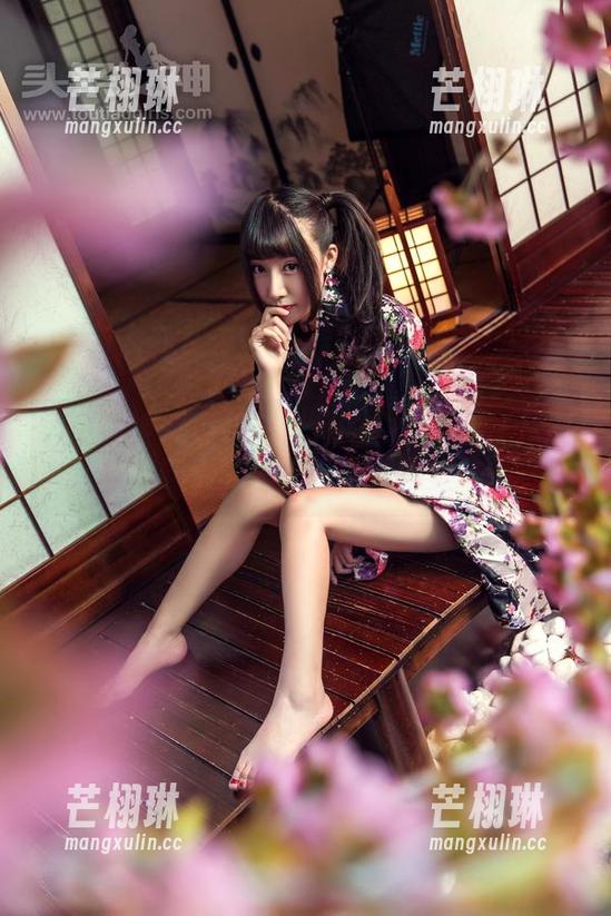 头条女神 - 厨娘赵灵儿的私拍瞬间：从厨房到心里，光影游荡的美好