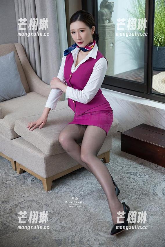 头条女神 - 谁说丝袜只能黑色？郭忆然的全套白丝袜图片让你开眼界！