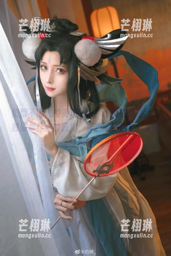 奶狮不咬人的美腿图包，仿佛在召唤我去触碰那丝滑的感觉，真想就这样坐下来好好感受！
