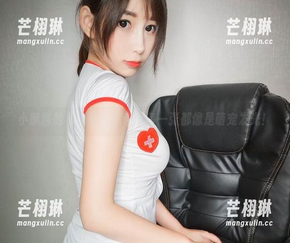 小酥酱的制服写真图包：每一张都像是萌宠发光！
