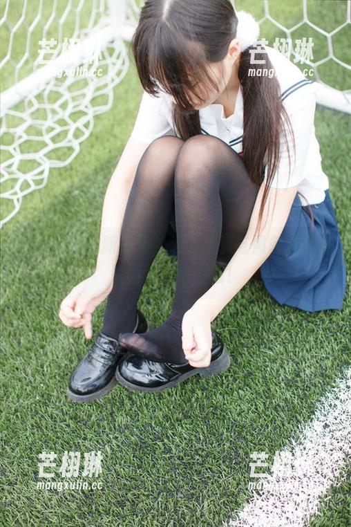 少女秩序的新图集，天台故事与黑色过膝袜短裙，快来下载！