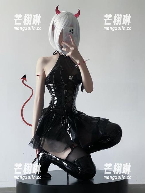 谁说JK制服只能青春？幼爱youmeko的小琪舞写真，壁纸里藏着无限可能！