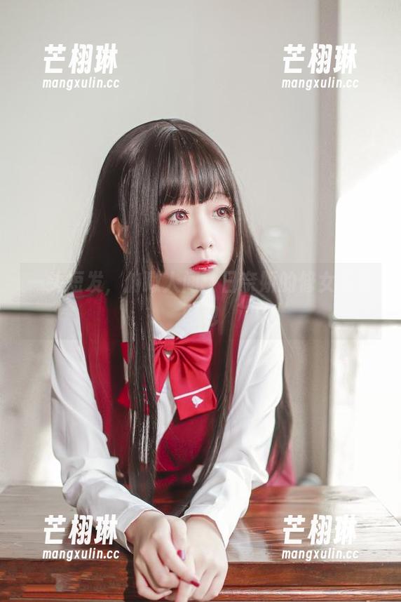 一头短发，俯瞰人间：日奈娇的修女写真图包