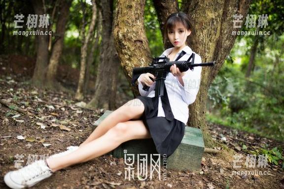 果团网 - 当张琳熙穿上白衬衫，纯净与优雅的精选作品呈现出奇妙的交响