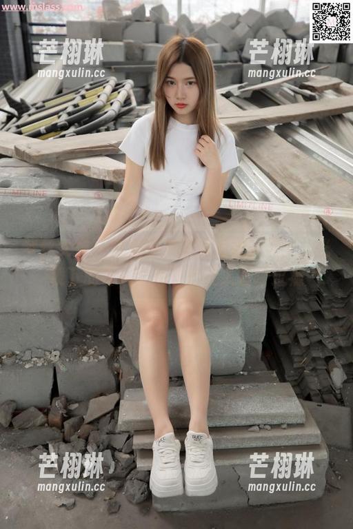 梦丝女神 - 香萱带来的高清裸足美图，光线下的每一个细节都让人直呼过瘾
