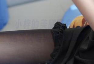 森萝财团 – 小梓的美腿写真精选：光影与腿线交错的绝美瞬间