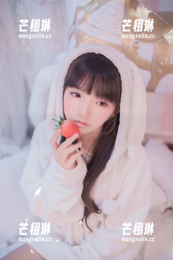 樱群：她的套装里藏着什么？原图给你答案，但你敢看吗？