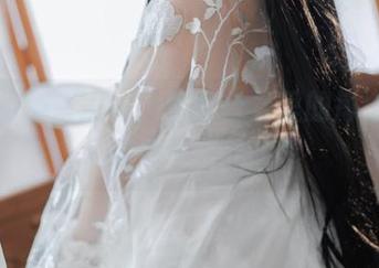 裸足的樱落酱w，写真合集里的每个瞬间都是艺术品。