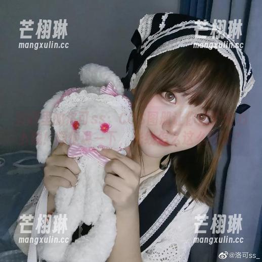 校园里的洛可ss：COS图册让你像个偷心小贼！顺便说一下，光线怎么这么好呢？