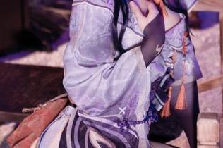 在白莉爱吃巧克力的豹纹私拍中，感觉整个空间都变得有趣起来