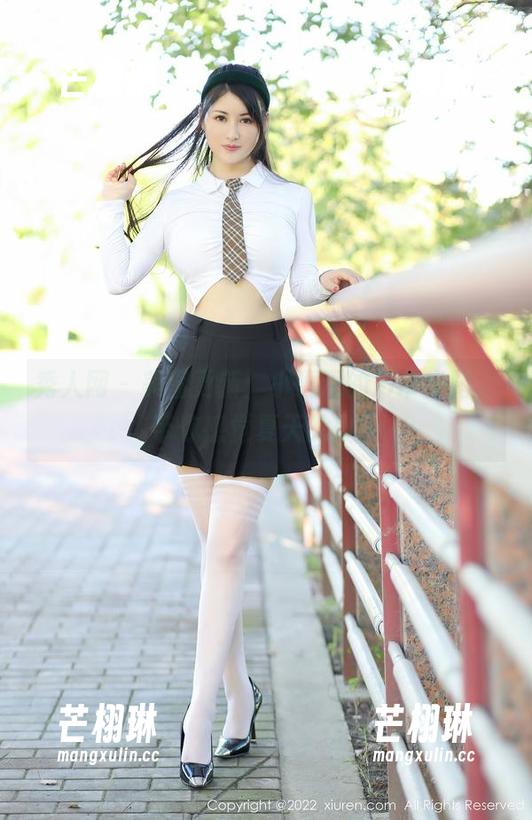 秀人网 - 美图更新：小逗逗的吊带穿搭，带你感觉夏天的风！