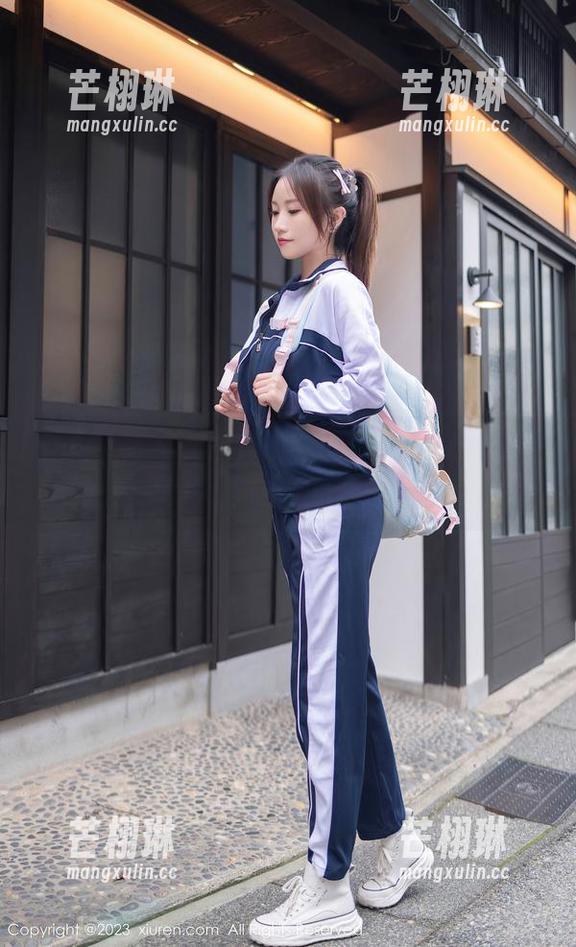 秀人网 - 杨晨晨，娇柔欲滴黑丝与高清写真集的完美结合，光透过指尖