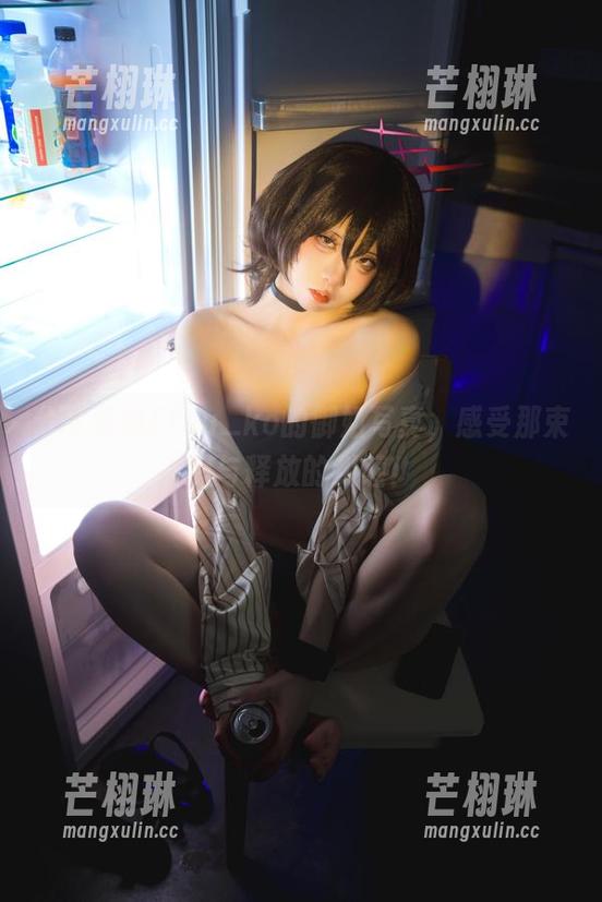 分享纸悦Etsu_ko的御姐写真，感受那束缚与释放的纠缠！