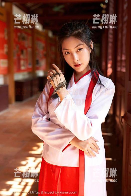 蜜桃社 - 这一套，杏子的职业装不藏着掖着了！赶紧下载吧！
