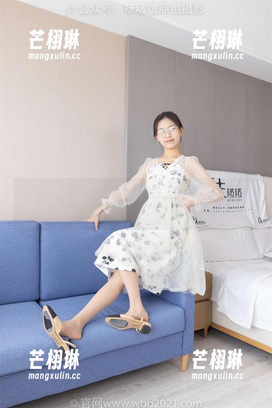 袜啵啵 - 生活中的小乐趣：小甜豆脚对脚互挠精选原图，快来一起感受！