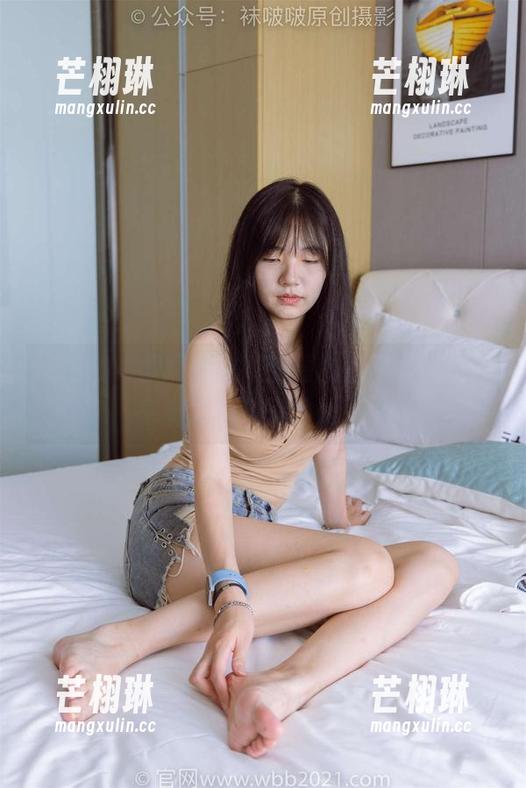 袜啵啵 - 翻翻这组甜甜圈的低跟鞋原图，感觉她的鞋子才是主角