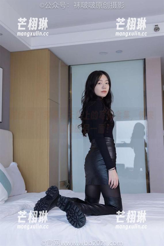 袜啵啵 - 苏苏：天台上的写真全集，快来看看她的另一面！