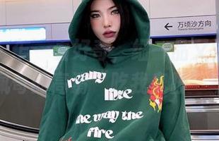 微密圈 – 乍一看好奇，细一品又觉得啥？陈佩奇的高清“吃我臭脚”写真