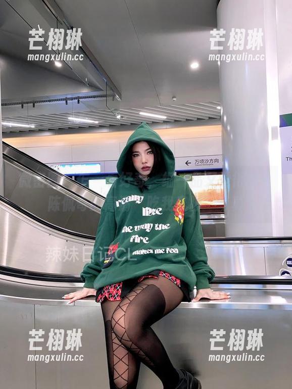 陈佩奇 微密圈 - 乍一看好奇,细一品又觉得啥?陈佩奇的高清“吃我臭脚”写真