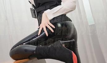 你敢信？雯妹不讲道理的《520特辑豪华版》里竟然有蕾丝皮裙的奇妙世界！原图邀请你探险！