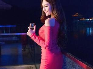 青豆客 – 在线图集里的牛仔裤史诗：琪琪qlql如何把这件单品穿出新高度？