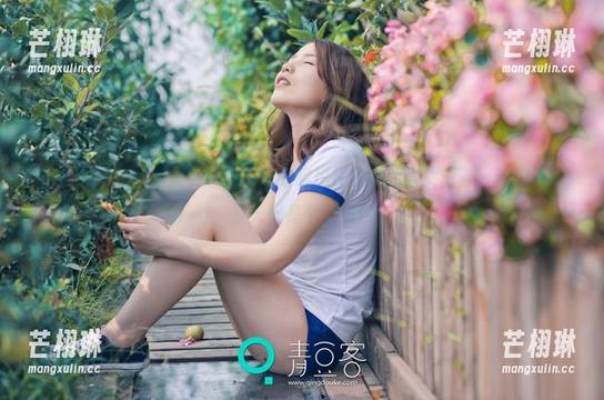 青豆客 - 纯白图集更新来袭：谭晓彤化身“冰雪女王”，让你觉得夏天都是个假象！