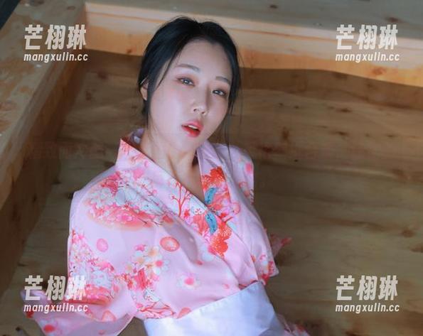 精致而冷酷——韩国CoCo黑白风格壁纸合集，让你的屏幕也来点情绪。