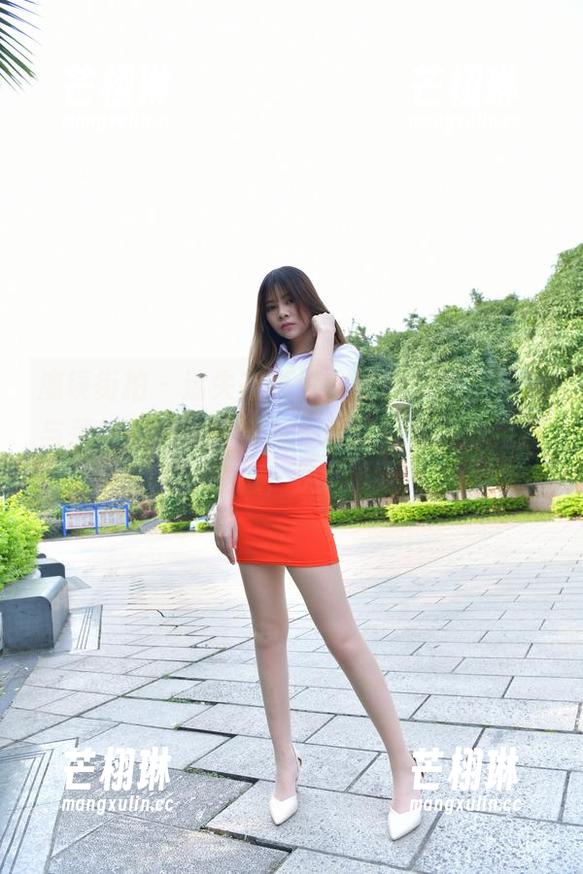魔镜街拍-婷婷 魔镜街拍 - 迷失在婷婷的悠闲午后,灰裙与薄丝的完美组合——这部写真集你绝对不想错过,快来下载!