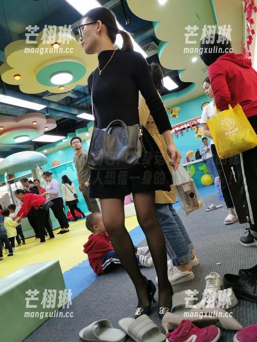 魔镜街拍最新图包：紧身运动装美女的秘密，羡慕得让人想借一身的“好气色”！