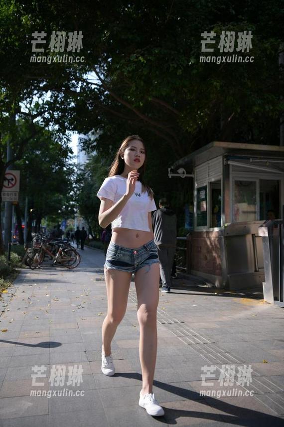 这组魔镜街拍的图集，红裙小姐姐站那儿，简直就不是在走街，感觉像在走秀！