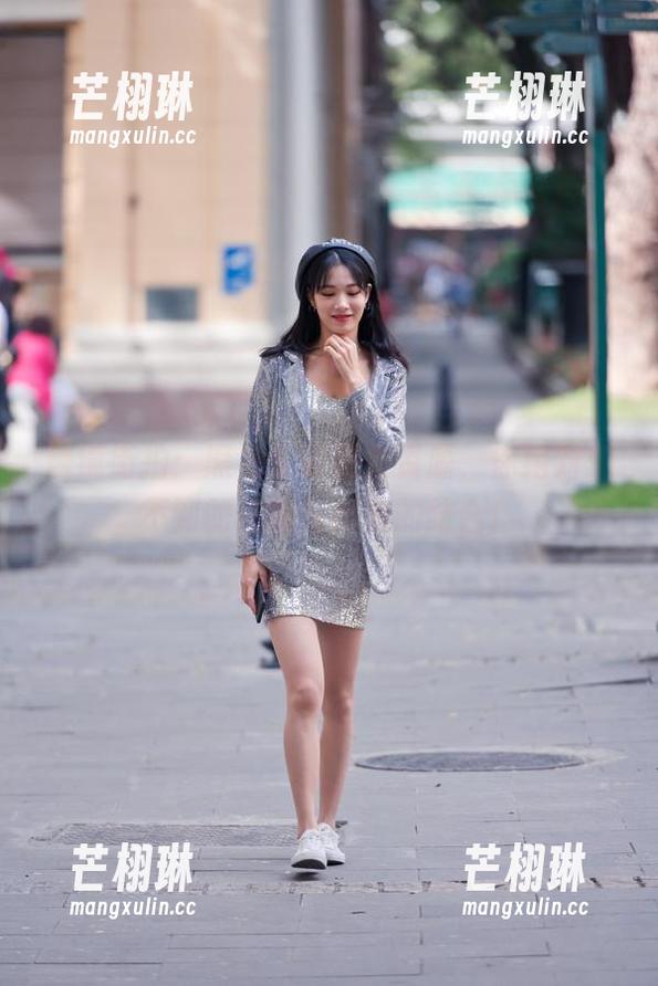 魔镜街拍：黑色皮裤美女资源，你绝对想不到的性感与优雅的结合！